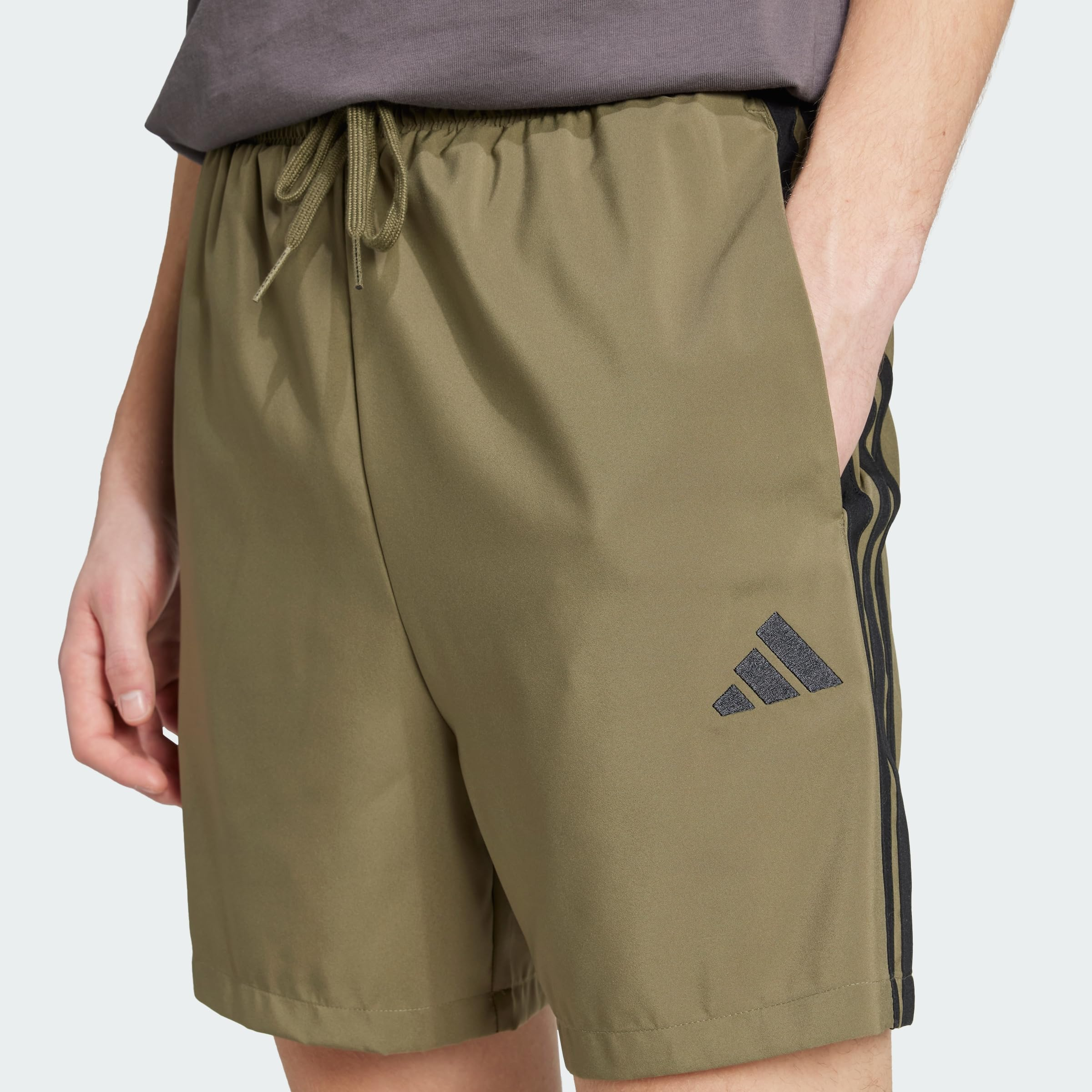 Adidas Herren Essential Three Stripes Chelsea Base Short L bis XL (Otto Gr S) (/Otto Lieferflat) für 17€ (-34%)