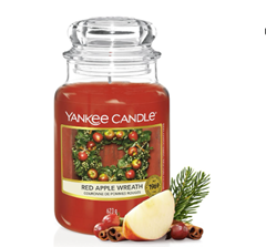 Yankee Candle Große Duftkerze (Red Apple Wreath, bis 150h) für 19€ (-43%)